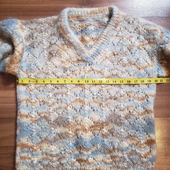 Handmade women's wool knit V-neck ballon sleeves sweater - Picture 11 of 12